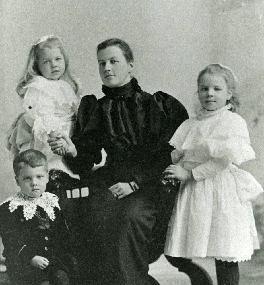 photo of Mary Clark Simpson-Ross and her childern Arthur Cecil, Georgina Simpson, Mary and Dorothy